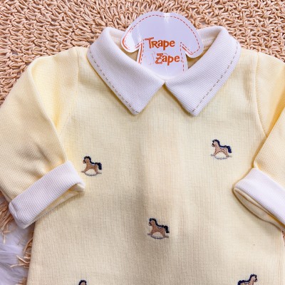 Macacão Tricotil (Tricot 100% Algodão) com Gola e Bordado - Amarelo Cavalinho de Brinquedo